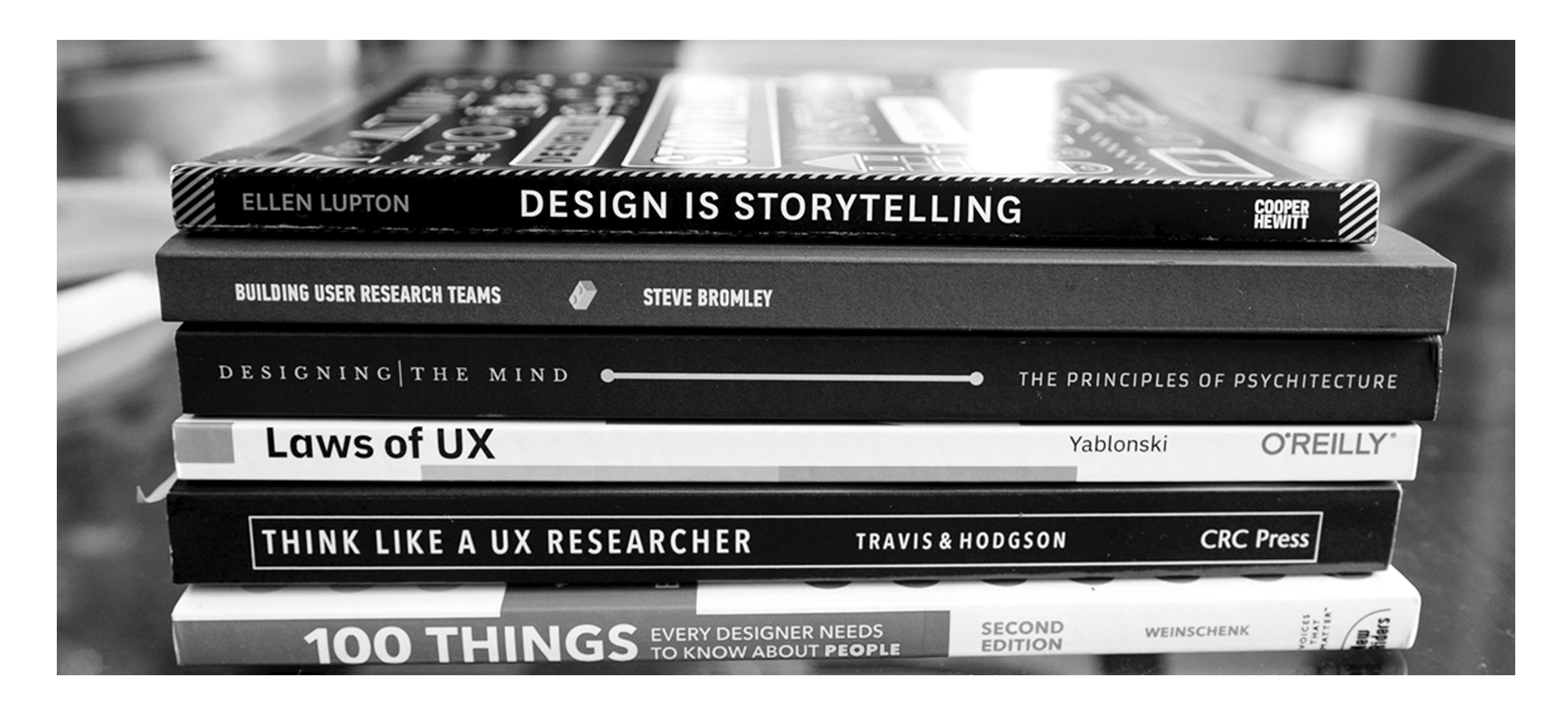 "RosenkrantGrafisk arbejder kreativt med grafiske opgaver – fra idéudvikling og design til færdige visuelle løsninger, der kombinerer æstetik og funktionalitet."